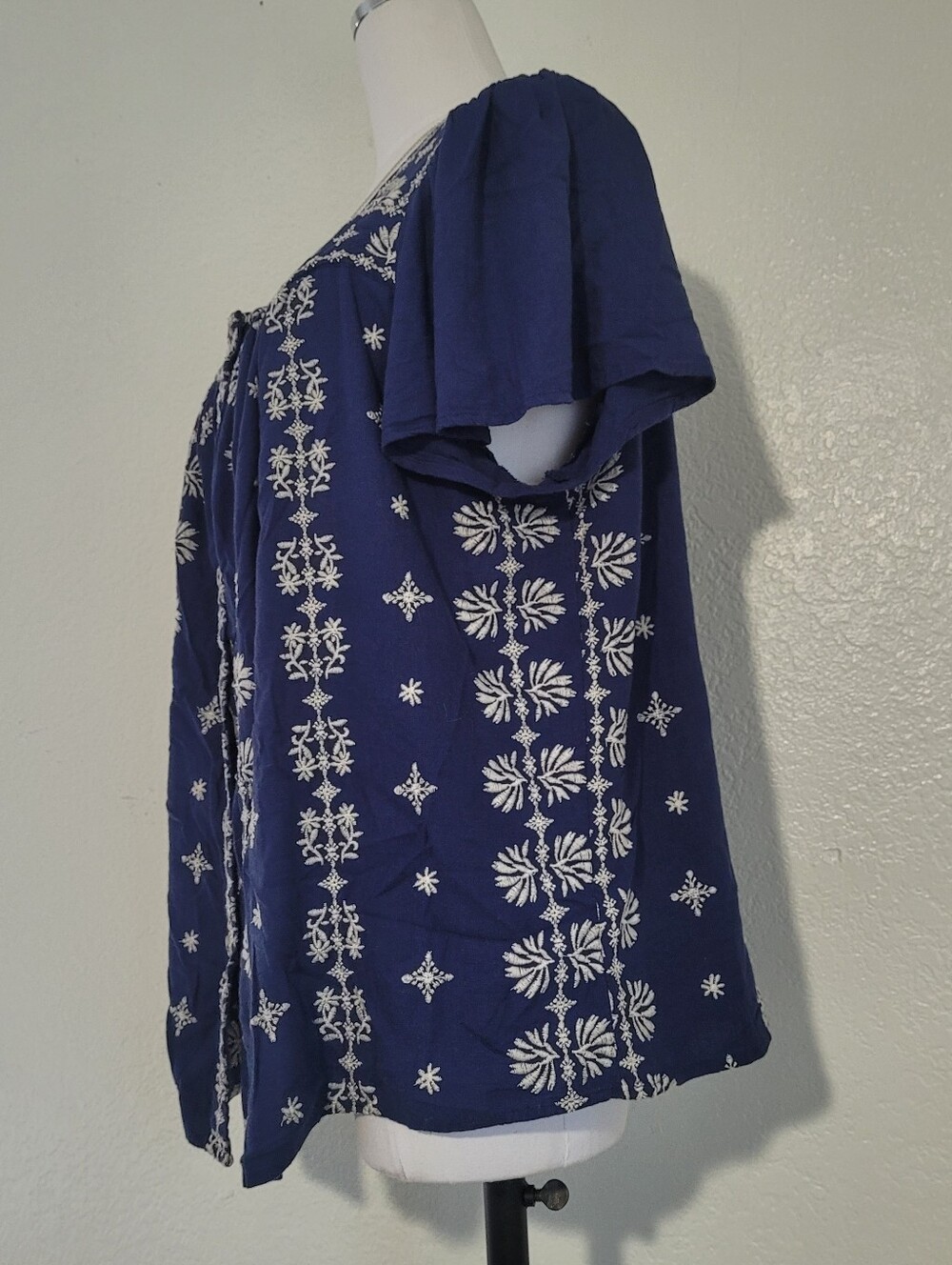Torrid Navy Blue Crinckle Gauze Plus Size 2 Top with Yvory Floral Embroidery - Picture 4 of 9